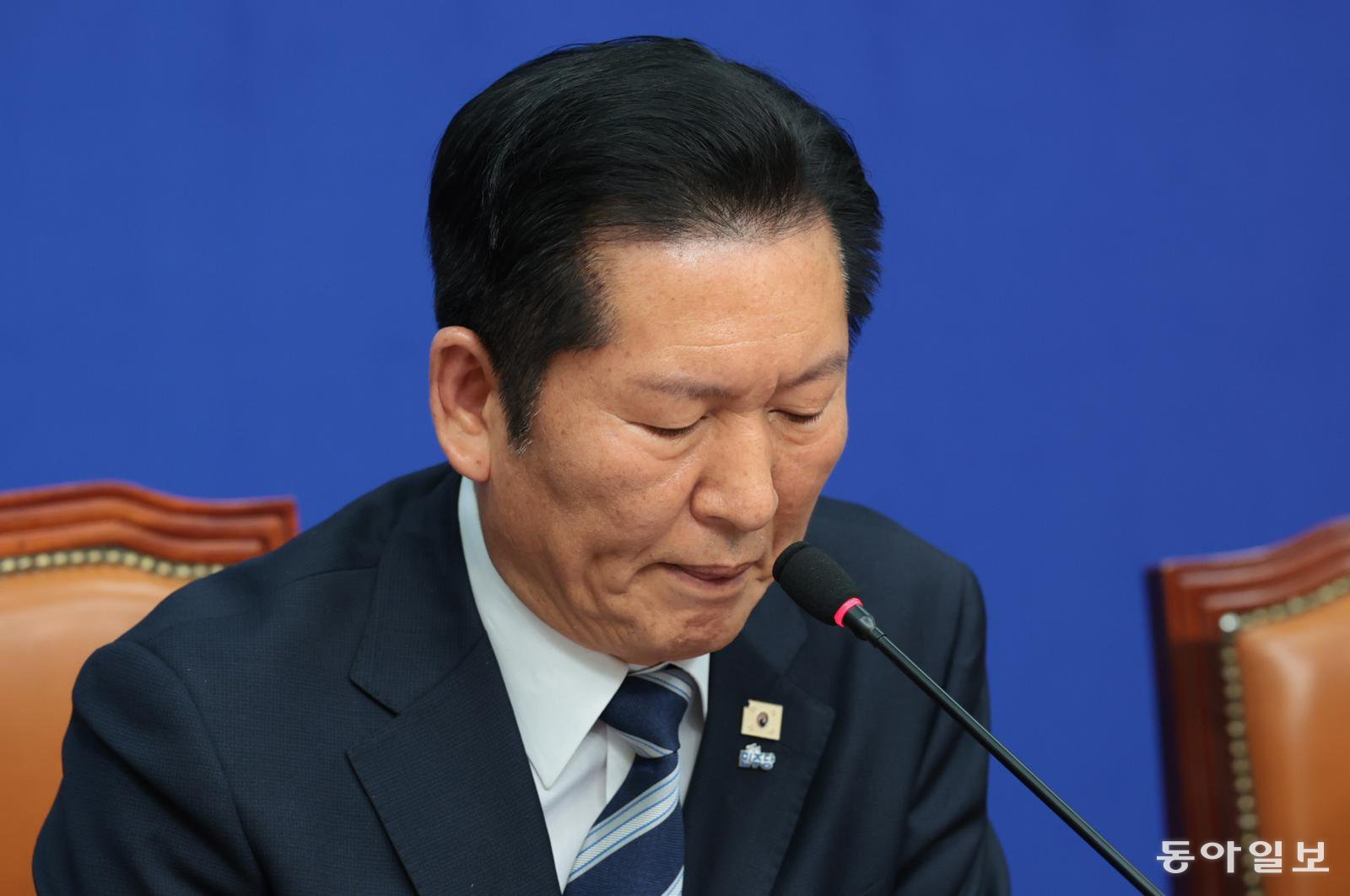 더불어민주당 정청래 대표가 19일 서울 여의도 국회에서 열린 최고위원회의에서 윤석열 전 대통령의 내란 우두머리 혐의 1심에서 무기징역이 선고된 것에 대해 입장을 밝히고 있다. 박형기 기자 oneshot@donga.com