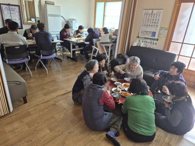 경남 거제시에 있는 한 경로당에서 어르신들이 모여 공동급식을 통해 제공된 점심을 먹고 있다. 거제시 제공