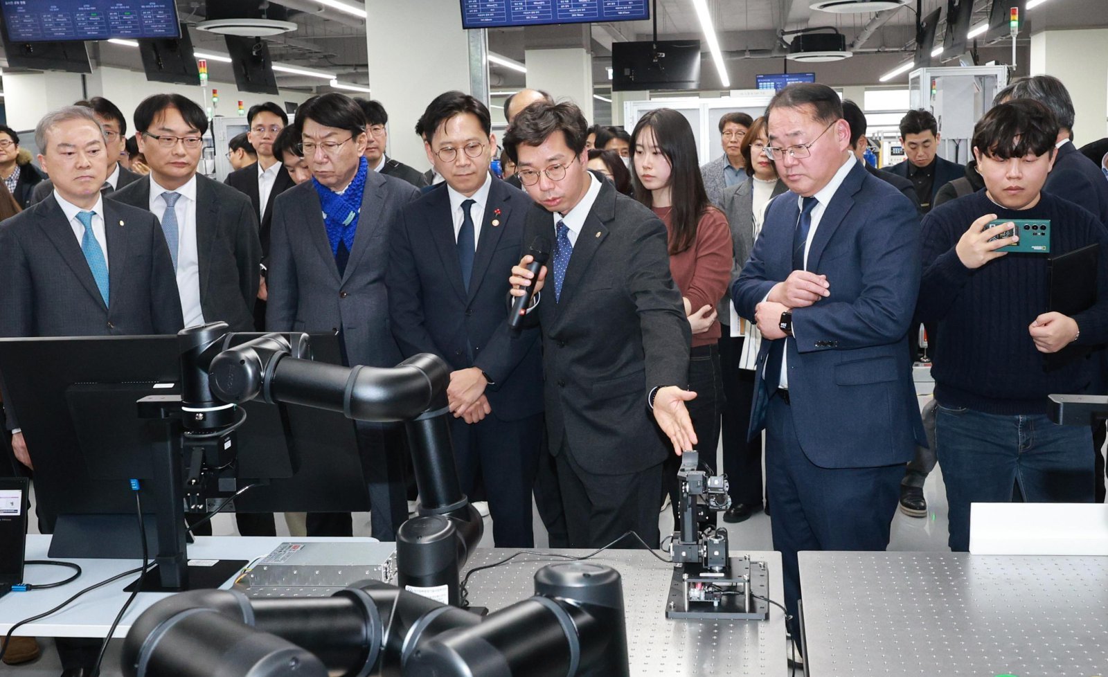 지난달 26일 전북대 피지컬 인공지능(AI) 실증 랩 개소식에서 배경훈 부총리 겸 과학기술정보통신부 장관(왼쪽에서 네 번째) 등이 관계자의 설명을 듣고 있다. 전북도 제공