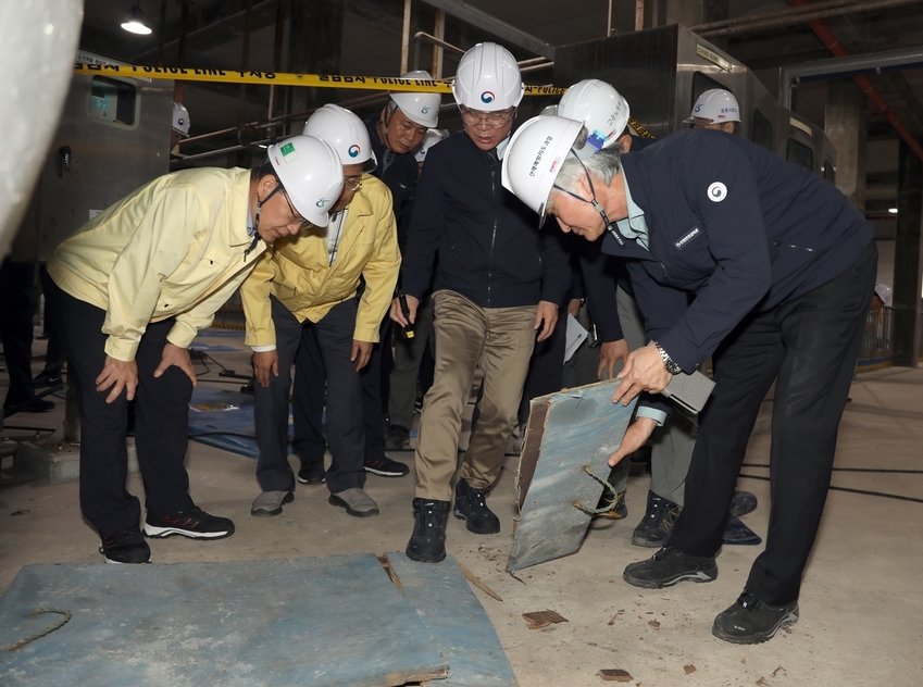 김영훈 고용노동부 장관(왼쪽에서 네 번째)이 지난해 10월 2일 근로자 사망사고가 발생한 인천 서구 인천환경공단 공촌하수처리장을 찾아 저수조 덮개를 점검하고 있다. 고용노동부 제공