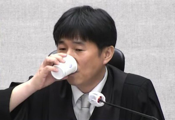 지귀연 부장판사가 19일 오후 서울 서초구 서울중앙지방법원에서 열린 12·3 비상계엄 관련 윤석열 전 대통령 내란 우두머리 혐의 사건 1심 선고공판에서 물을 마시고 있다. (서울중앙지법 제공) 2026.2.19 ⓒ 뉴스1