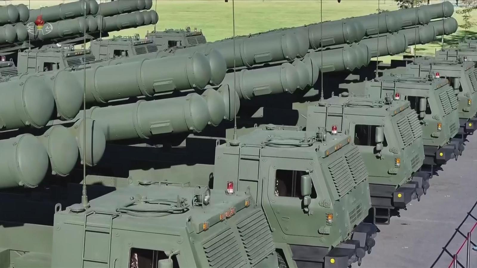 북한 조선중앙TV는 김정은 국무위원장이 지난 18일 평양에서 열린 ‘600㎜대구경방사포 증정식’에 참석했다고 19일 보도했다.  한미 군 당국은 북한의 600㎜초대형방사포(KN-25)를 단거리탄도미사일(SRBM)로 분류하고 있다. 이는 한반도 전역을 사정권에 두며, 북한은 전술 핵탄두를 탑재할 수 있다고 주장해왔다. (사진=조선중앙TV 캡처) 2026.02.19. 뉴시스