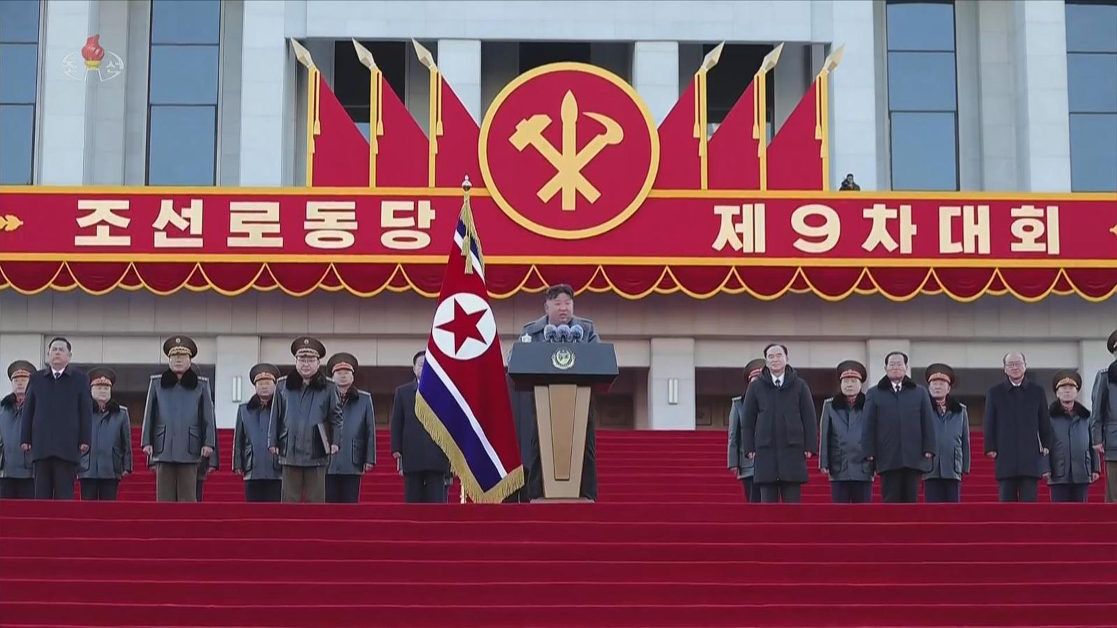 북한 조선중앙TV는 김정은 국무위원장이 지난 18일 평양에서 열린 ‘600㎜대구경방사포 증정식’에 참석했다고 19일 보도했다.  한미 군 당국은 북한의 600㎜초대형방사포(KN-25)를 단거리탄도미사일(SRBM)로 분류하고 있다. 이는 한반도 전역을 사정권에 두며, 북한은 전술 핵탄두를 탑재할 수 있다고 주장해왔다. (사진=조선중앙TV 캡처) 2026.02.19. 뉴시스