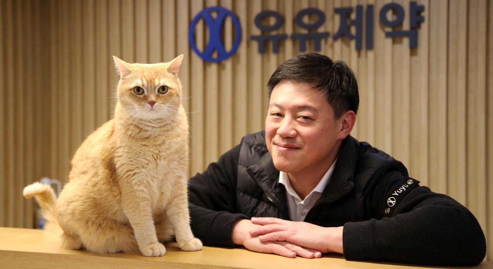 19일 유원상 유유제약 대표가 서울 중구 유유제약 본사에서 자신의 반려묘 ‘랑이’와 함께 사진 촬영을 하고 있다. 유유제약은 시장 가능성에 비해 약이 부족한 고양이 아토피 피부염 등 동물의약품 시장에 집중해 신성장동력을 마련할 계획이다. 유유제약 제공
