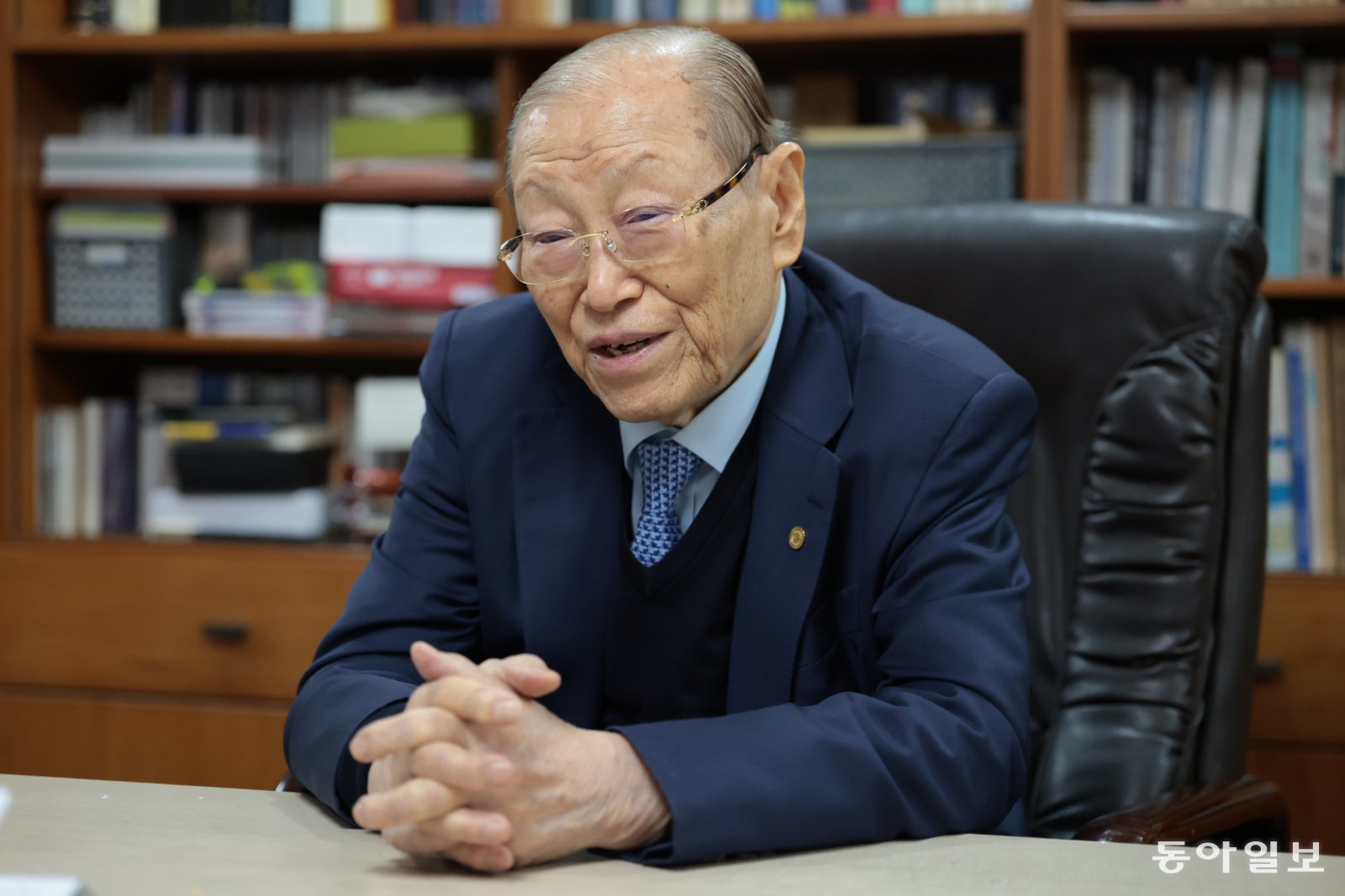 지난해 5월 유튜브를 시작한 이용만 전 재무부 장관이 서울 강남구 대치동 사무실에서 경제개발 5개년 계획 등 한국 경제 개발 과정을 설명하고 있다. 박형기 기자 oneshot@donga.com