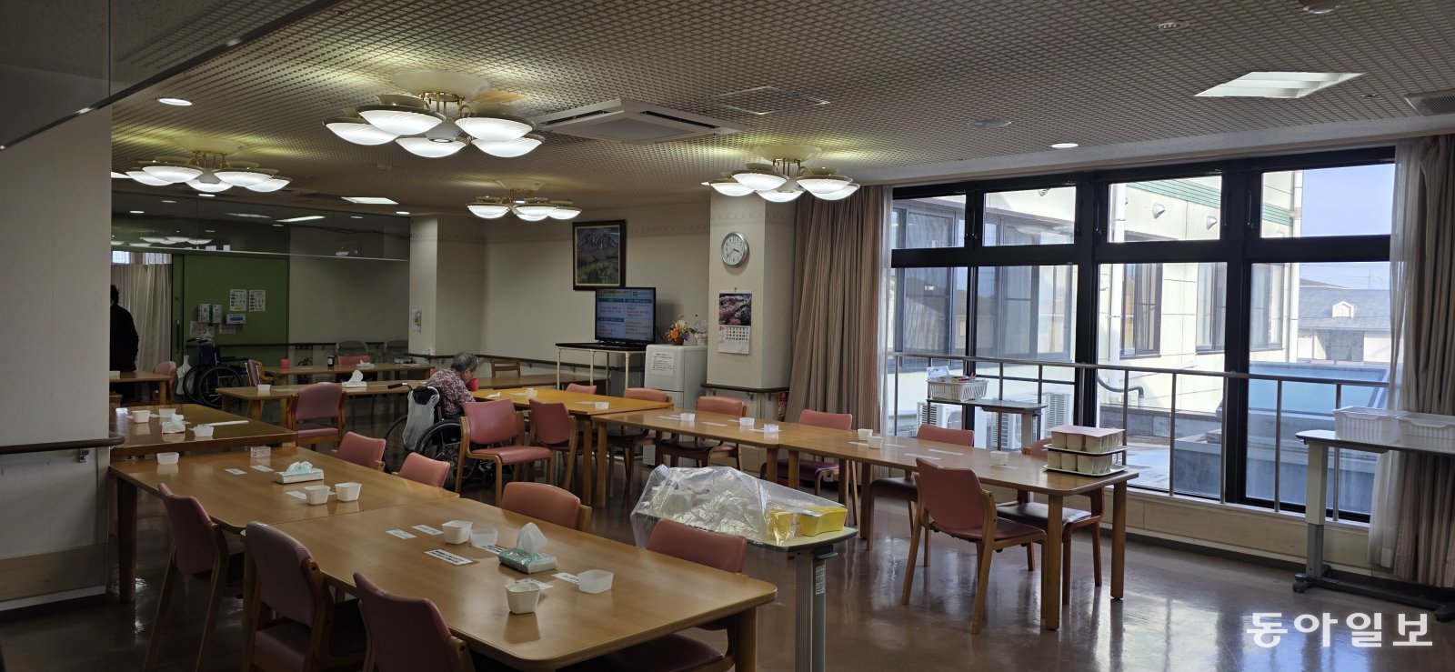 일본의 대부분 요양병원과 회복기 재활병원에선 환자의 빠른 회복을 위해 병실 밖에서 식사를 제공한다. 일본 요나고에 있는 가이케 온천병원에서는 환자 이름이 적힌 지정석을 갖춘 식당을 운영하고 있다. 이진한 의학전문기자·의사 likeday@donga.com