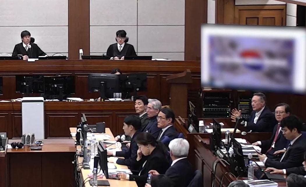 윤석열 전 대통령이 지난달 13일 오후 서울 서초구 서울중앙지방법원에서 진행된 내란 우두머리 혐의 2차 결심공판에 출석해 재판부에 의견을 전달하고 있다. (서울중앙지방법원 제공 영상 캡쳐) 2026.1.13 ⓒ 뉴스1