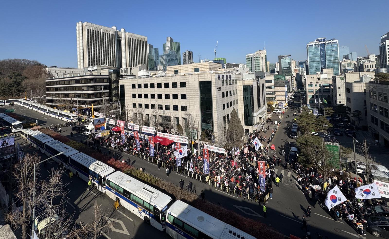 윤석열 전 대통령의 12·3 비상계엄 관련 내란 우두머리 등 혐의 1심 선고 기일인 19일 서울 서초구 중앙지방법원 주위의 경찰차벽 앞에서 지지자들이 집회를 열고 있다. 2026.2.19 ⓒ 뉴스1