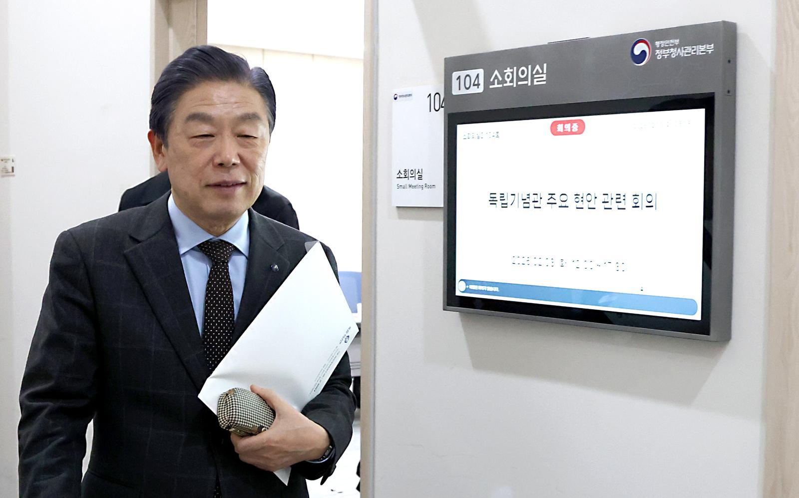 김형석 독립기념관장이 정부세종청사 국가보훈부에서 열린 해임 절차 청문회를 마친 뒤 회의장을 나오고 있다. 2026.2.3/뉴스1
