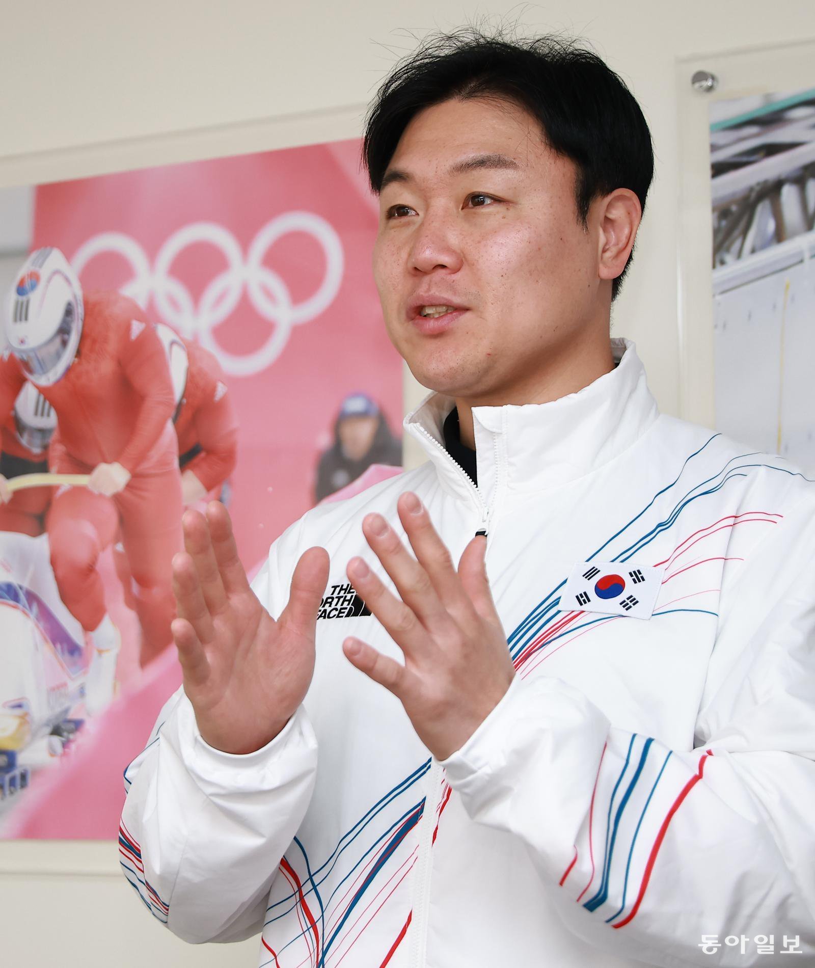IOC 선수위원 후보 유세를 위해 출국하기 전 지난달 동아일보와 인터뷰하고 있는 원윤종. 송은석 기자 silverstone@donga.com