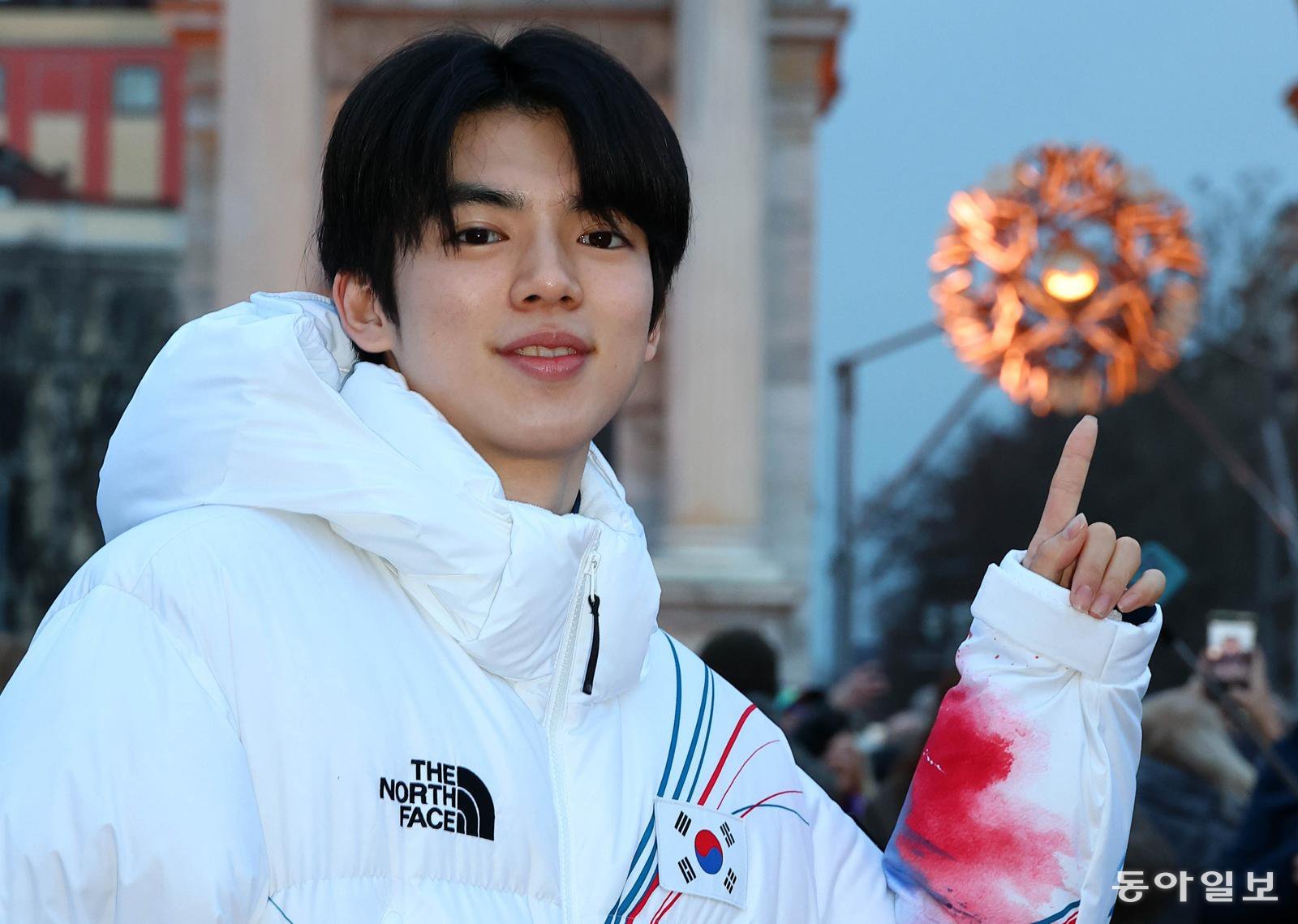 피겨스케이팅 차준환이 17일 이탈리아 밀라노 평화의 광장에 설치된 올림픽 성화 앞에서 포즈를 취했다. 밀라노=전영한 기자 scoopjyh@donga.com