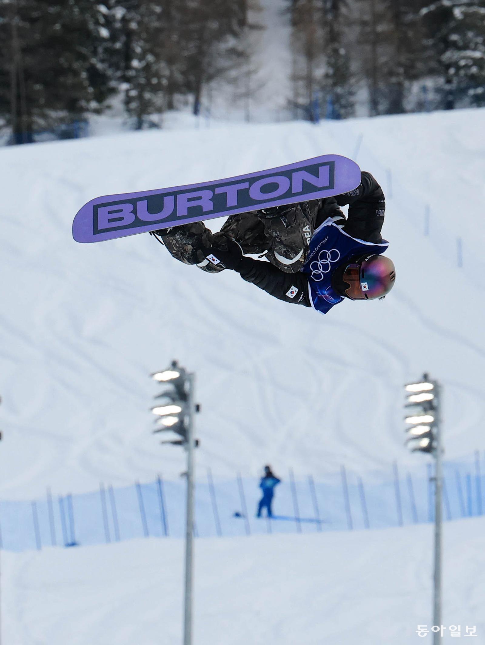 이번 올림픽 빅에어에서 메달을 딸 때까지만 해도 일반인용 보드를 탔던 유승은은 직후 세계적인 보드제조사로부터 선수용 데크가 달린 보드를 선물받았다. 리비뇨=전영한 기자 scoopjyh@donga.com