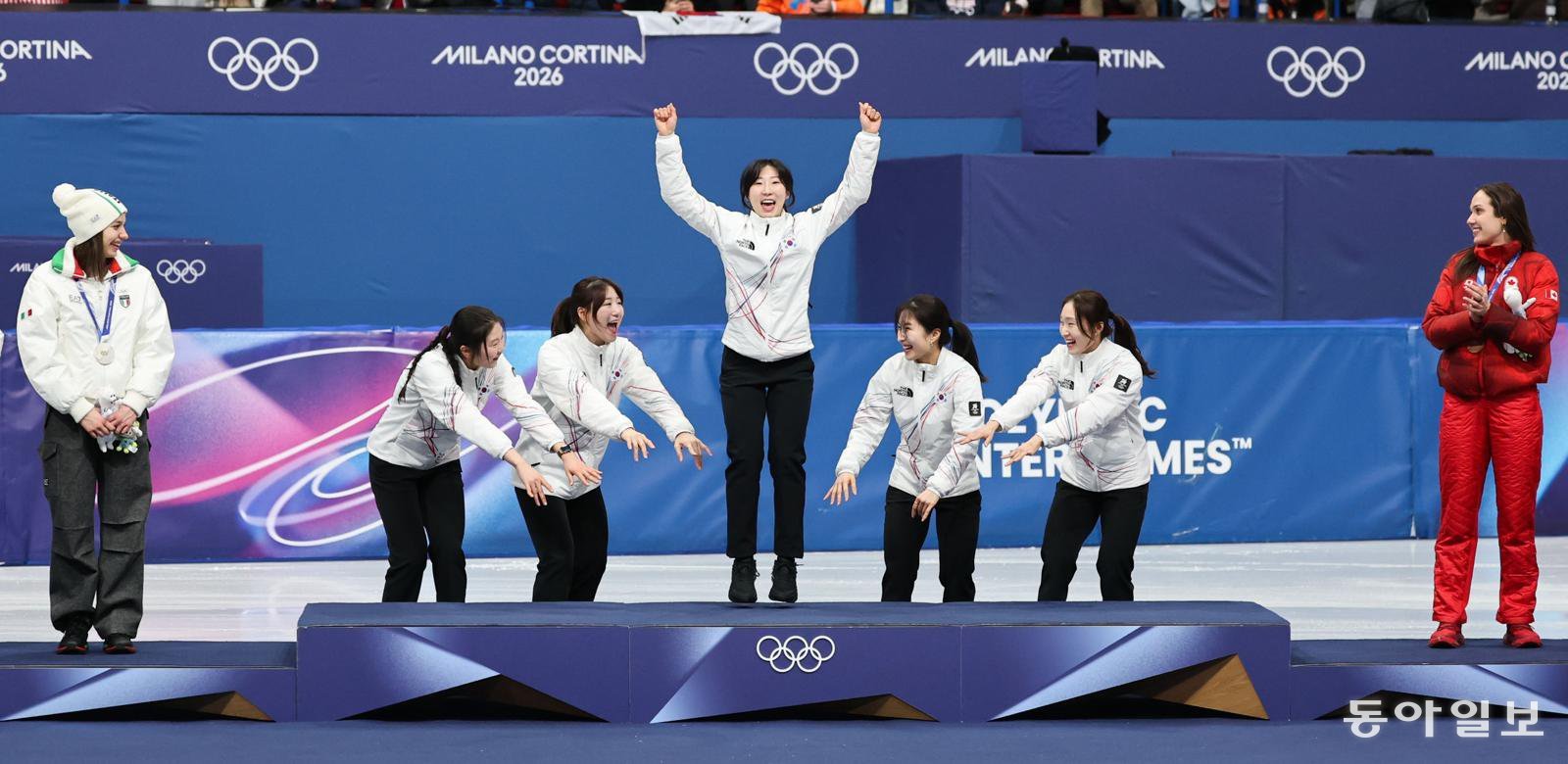 “언니 금맛 어때요” “후배들아 고마워”  한국 여자 쇼트트랙 대표팀의 ‘맏언니’ 이소연(가운데)이 19일 이탈리아 밀라노 아이스스케이팅 아레나에서 열린 2026 밀라노-코르티나담페초 겨울올림픽 쇼트트랙 여자 3000m 계주 시상식에서 팀 동료들보다 먼저 시상대에 올라 ‘금메달 세리머니’를 하고 있다. 최민정(오른쪽에서 두 번째)은 21일 열리는 여자 1500m에서 올림픽 쇼트트랙 역사상 첫 개인종목 3연패에 도전한다. 밀라노=전영한 기자 scoopjyh@donga.com