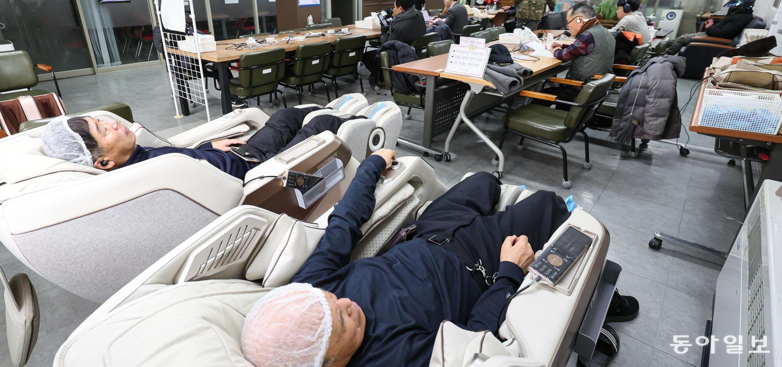 지난달 27일 서울 중구 ‘휴서울 이동노동자 북창쉼터’에서 이동노동자들이 휴식을 취하고 있다. 서울시에는 이런 이동노동자 쉼터가 30곳 있다. 쉼터 위치와 운영 시간 등은 서울노동포털에서 확인할 수 있다. 이한결 기자 always@donga.com