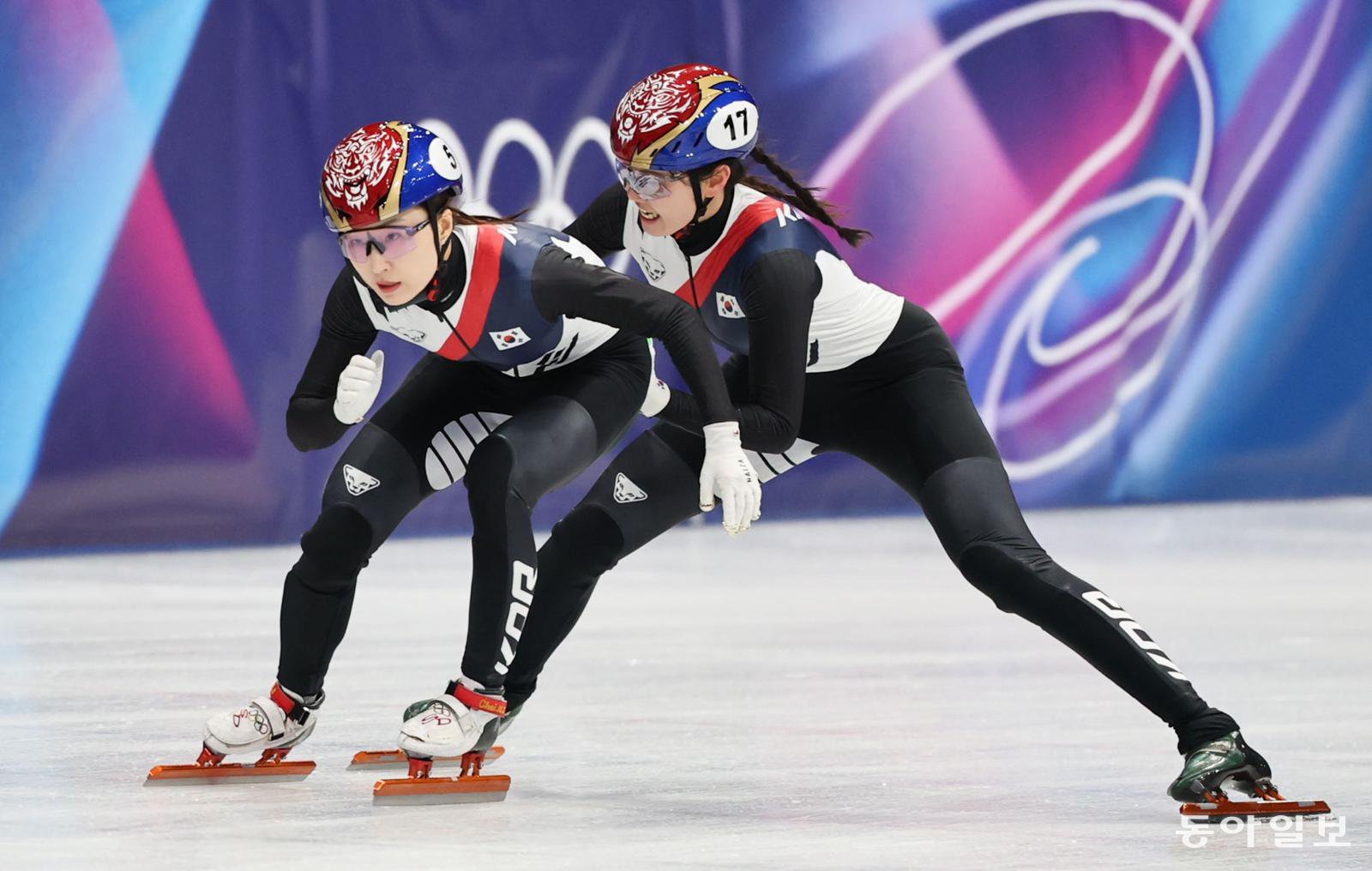 강력한 ‘뒷심’
한국 여자 쇼트트랙 대표팀의 심석희(뒤)가 19일 이탈리아 밀라노 아이스스케이팅 아레나에서 열린 2026 밀라노-코르티나담페초 겨울올림픽 쇼트트랙 여자 3000m 계주 결선에서 다음 주자인 최민정을 온 힘을 다해 밀고 있다. 밀라노=전영한 기자 scoopjyh@donga.com