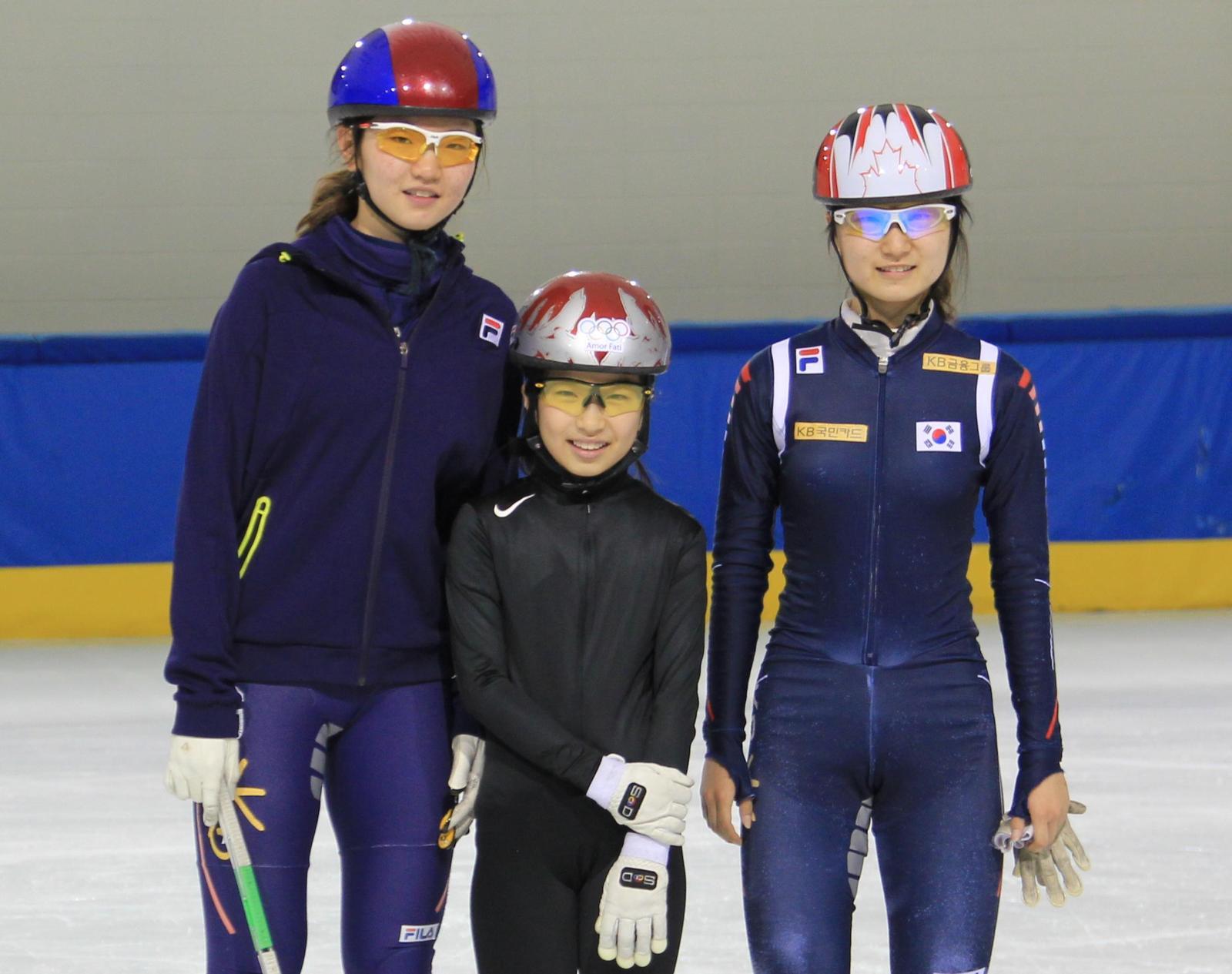 초등학생이던 김길리(가운데)가 당시 국가대표였던 심석희(왼쪽), 최민정과 찍은 기념사진. 700크리에이터스 제공