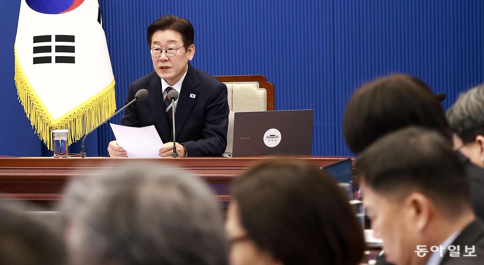 이재명 대통령이 19일 청와대에서 열린 수석보좌관회의에서 발언하고 있다. 이 대통령은 “시장 지배력을 악용한 담합 행위는 공정한 경쟁을 가로막고, 국민경제 발전을 방해하는 암적 존재”라며 “이런 반시장적 행위가 반복될 경우엔 아예 시장에서 영구적으로 퇴출하는 방안도 적극 검토해야 한다”고 했다. 송은석 기자 silverstone@donga.com
