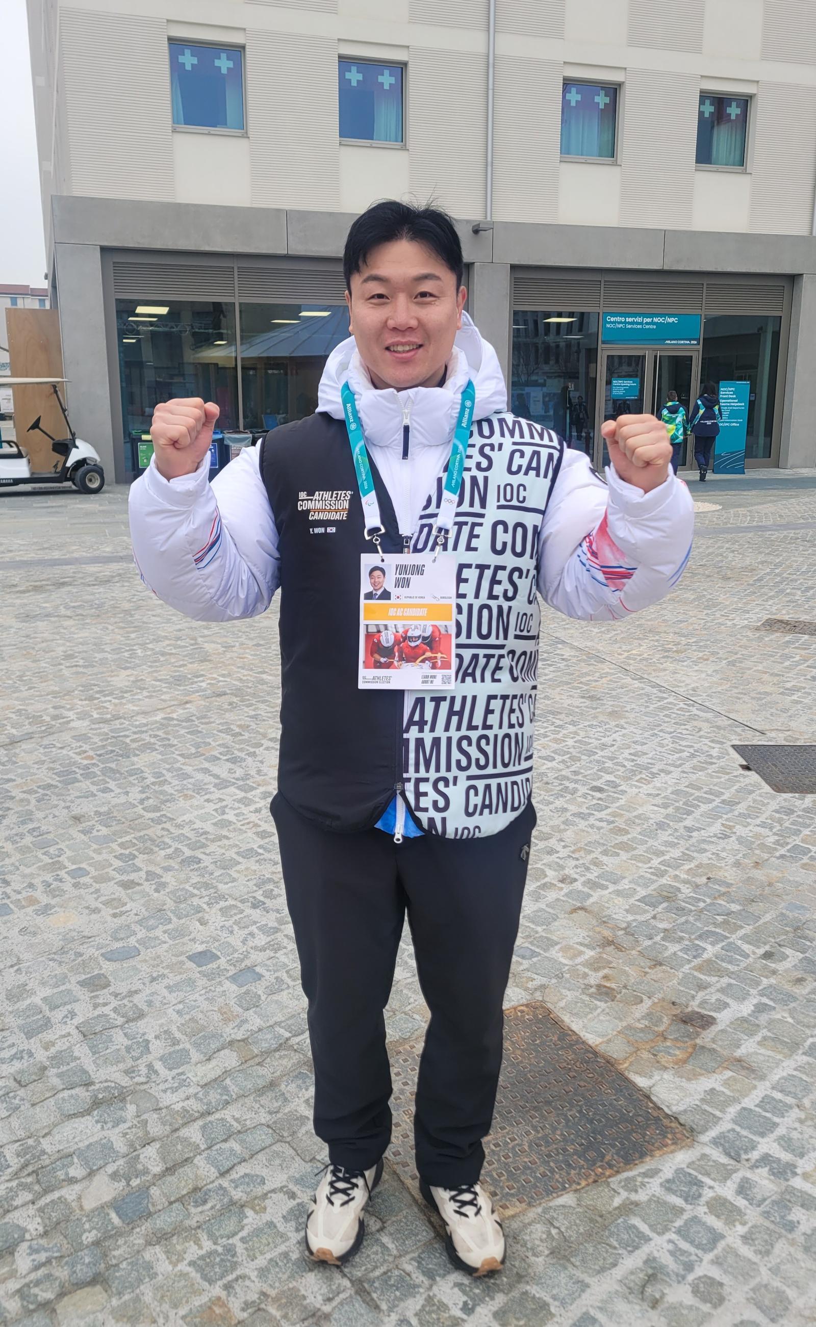 밀라노 선수촌 식당 앞에서 선수위원 유세 조끼를 입고 선거운동을 하던 원윤종. 밀라노=뉴시스