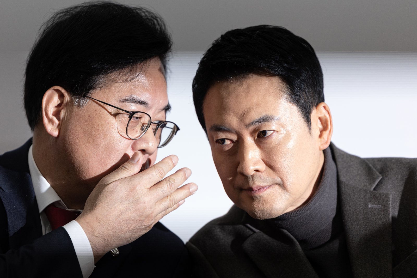 장동혁 국민의힘 대표가 19일 서울 여의도 국회에서 열린 최고위원회의에서 송언석 원내대표와 대화하고 있다. 2026.2.19  뉴스1