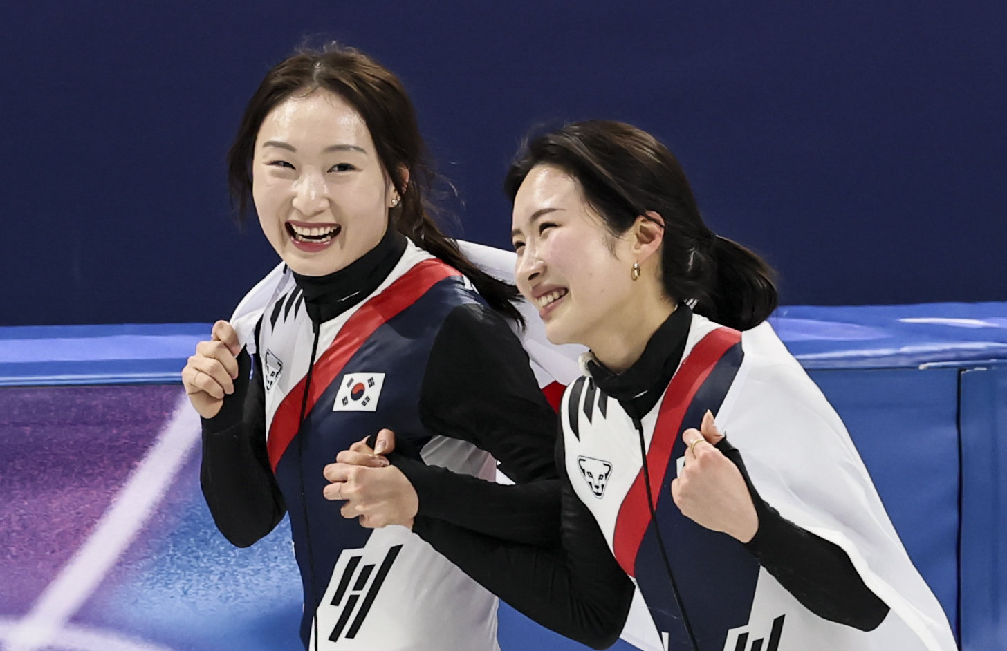 쇼트트랙 김길리가 18일(현지 시간) 이탈리아 밀라노 아이스스케이팅 아레나에서 열린 2026 밀라노·코르티나 담페초 동계올림픽 여자 쇼트트랙 3000m 계주 결승에서 금메달을 차지하자 최민정과 기뻐하고 있다. 2026.02.19 밀라노=뉴시스
