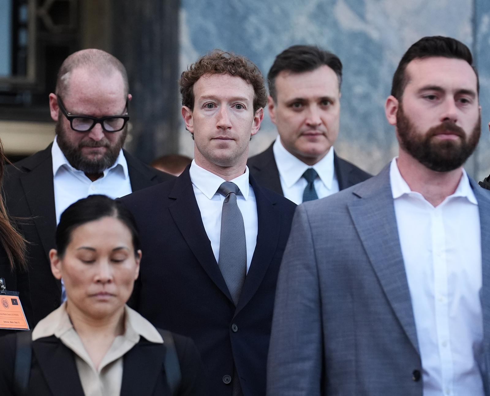 마크 저커버그 메타 최고경영자(뒷줄 가운데)가 18일(현지 시간) 미국 캘리포니아주 로스앤젤레스에서 열린 청소년의 소셜미디어 중독 관련 1심 재판에서 증언한 후 걸어나오고 있다. 로스앤젤레스=AP 뉴시스