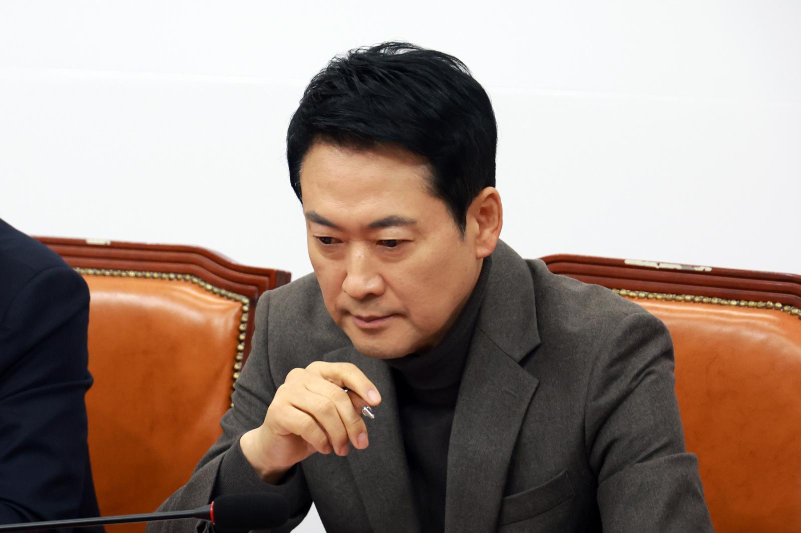 장동혁 국민의힘 대표가 19일 서울 여의도 국회에서 열린 최고위원회의에서 생각에 잠겨 있다. 2026.02.19 서울=뉴시스