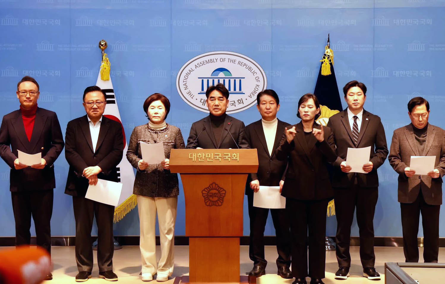 국민의힘 내 소장파 의원 모임인 ‘대안과 미래’ 이성권 간사를 비롯한 의원들이 19일 서울 여의도 국회 소통관에서 ‘윤석열 전 대통령 내란죄 무기징역 선고’  관련 입장 발표를 하고 있다. (이성권 의원실 제공) 2026.02.19 서울=뉴시스