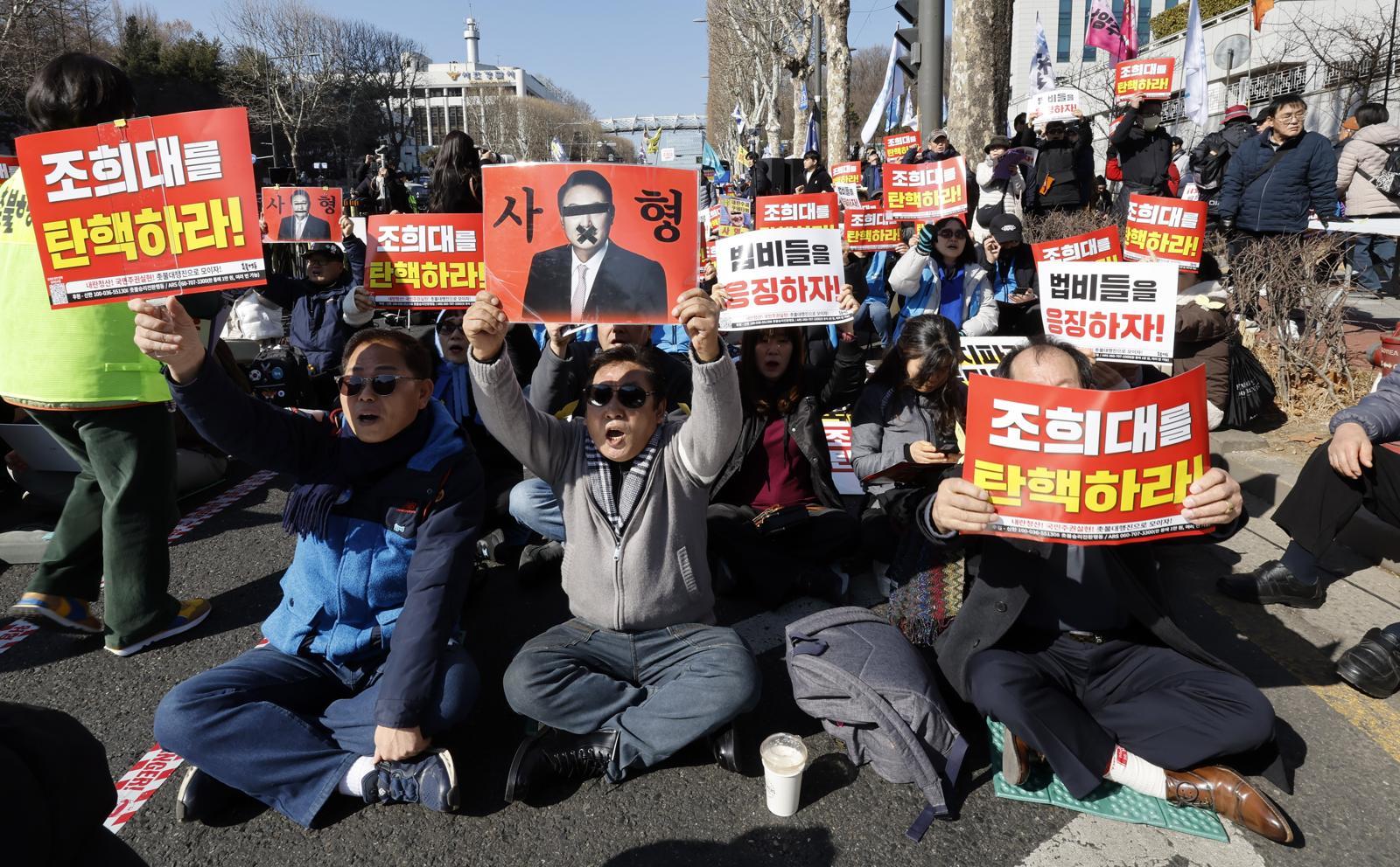 윤석열 전 대통령의 내란 우두머리 혐의에 대한 1심 선고일인 19일 서울중앙지법 인근에서 촛불행동 관계자들이 유죄 촉구 집회를 하고 있다. 2026.02.19 서울=뉴시스