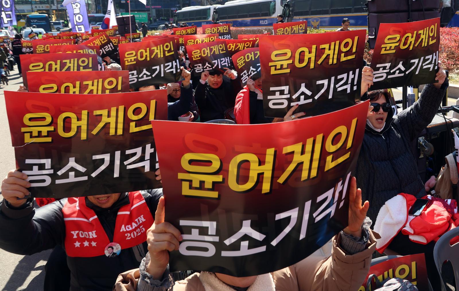 19일 서울 서초구 서울중앙지방법원 인근에서 윤석열 전 대통령 지지자들이 구호를 외치고 있다. 2026.2.19 뉴스1