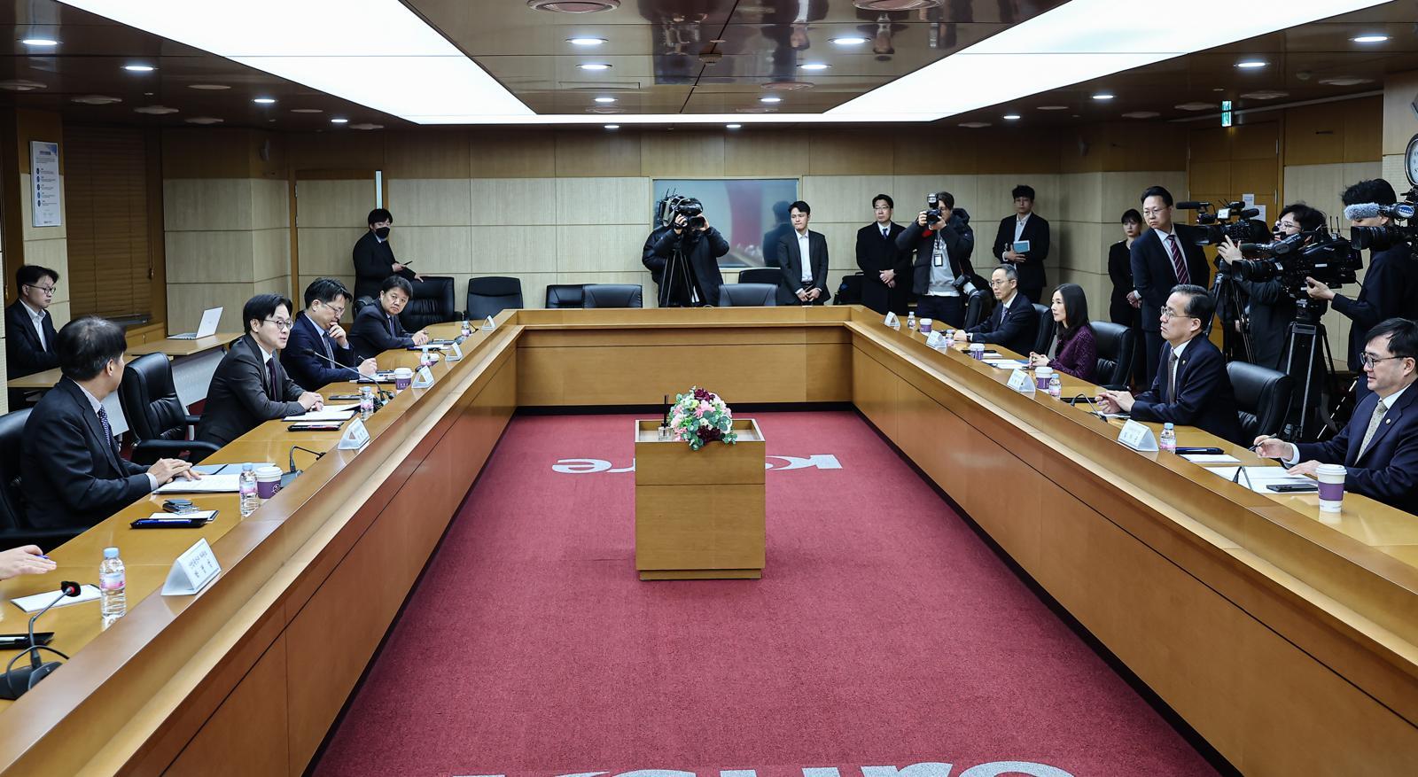 김정관 산업통상부 장관이 13일 서울 종로구 무역보험공사에서 열린 한미 전략적 투자 MOU 이행위원회에서 모두 발언을 하고 있다. 2026.2.13 뉴스1