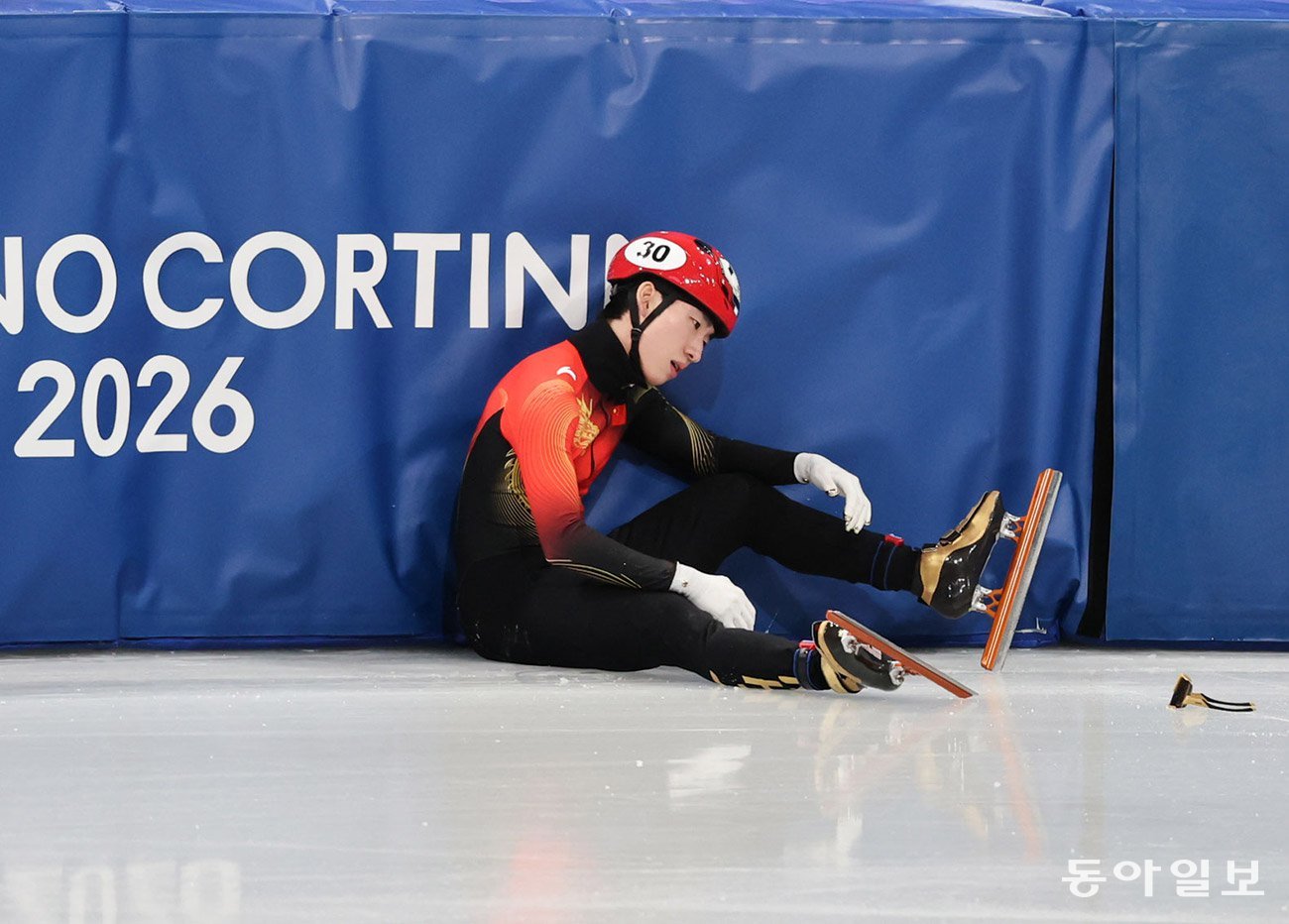 중국의 린샤오쥔(임효준)이 15일 열린 2026 밀라노-코르티나담페초 겨울올림픽 쇼트트랙 남자 1500m 준준결선에서 레이스 도중 넘어진 뒤 망연자실한 표정을 짓고 있다. 밀라노=전영한 기자 scoopjyh@donga.com