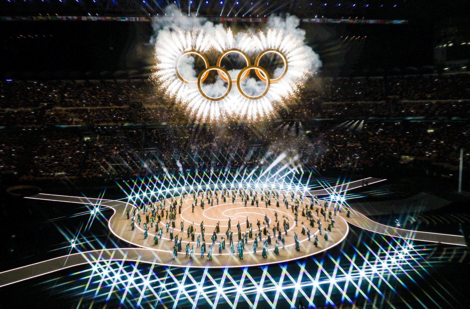2026 밀라노·코르티나 담페초 동계올림픽 개막식이 열린 6일(현지 시각) 이탈리아 밀라노 산 시로 스타디움에서 개막식 공연이 펼쳐지고 있다.   이번 개막식은 도시와 자연, 인간과 기술이 하나 되는 감동적인 무대를 통해 전 세계에 평화와 연대의 메시지를 전한다. 2026.02.07 [밀라노=뉴시스]