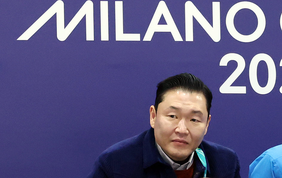 가수 싸이가 20일 이탈리아 밀라노 아이스스케이팅 아레나에서 열린 2026 밀라노·코르티나담페초 동계올림픽 피겨 스케이팅 여자 싱글 프리 스케이팅 경기를 찾아 관전하고 있다. 뉴스1