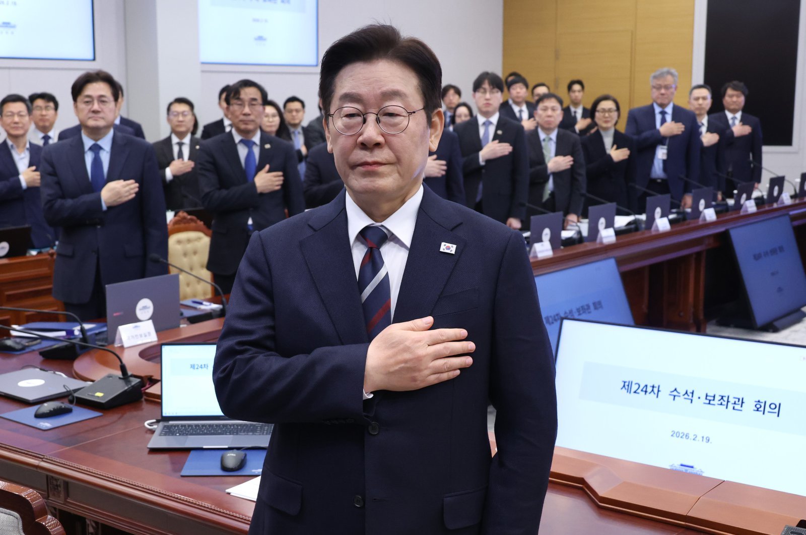 이재명 대통령이 19일 청와대에서 열린 수석보좌관회의에서 국민의례를 하고 있다. (청와대통신사진기자단) 2026.2.19 뉴스1