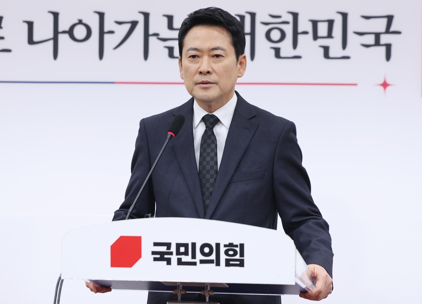 장동혁 국민의힘 대표가 20일 서울 여의도 국회에서 윤석열 전 대통령 1심 선고에 대한 입장을 밝히는 기자회견을 하고 있다. 뉴스1