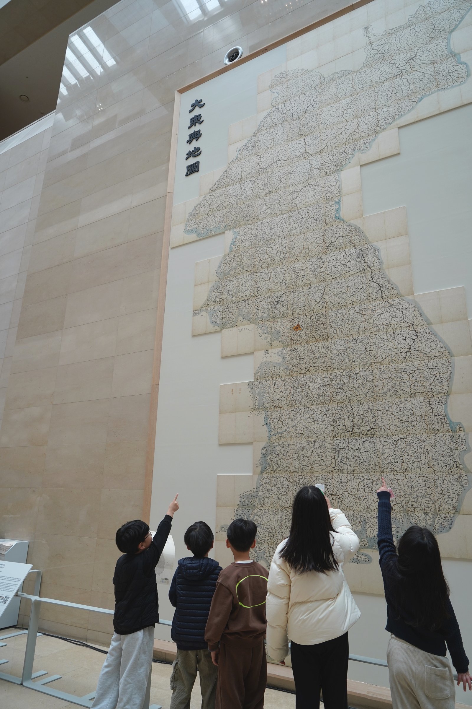 대동여지도를 관람하는 관람객 모습(국립중앙박물관 제공)