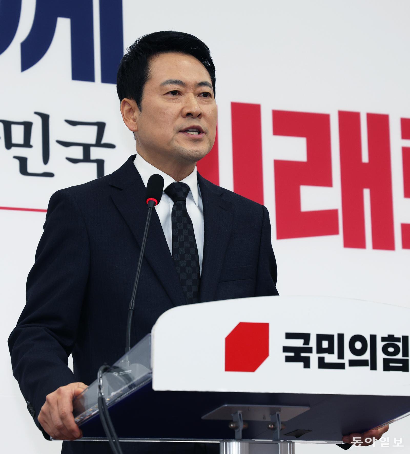 국민의힘 장동혁 대표가 20일 오전 국회에서 기자간담회를 열고 윤석열 전 대통령이 지난 19일 내란 혐의 1심에서 무기징역을 선고받은 데 대해 “안타깝고 참담하다”고 했다. 장 대표는 “아직 1심 판결”이라며 “무죄 추정의 원칙은 누구에게나 예외 없이 적용돼야 한다”고 말했다. 2026.02.20 이훈구 기자 ufo@donga.com