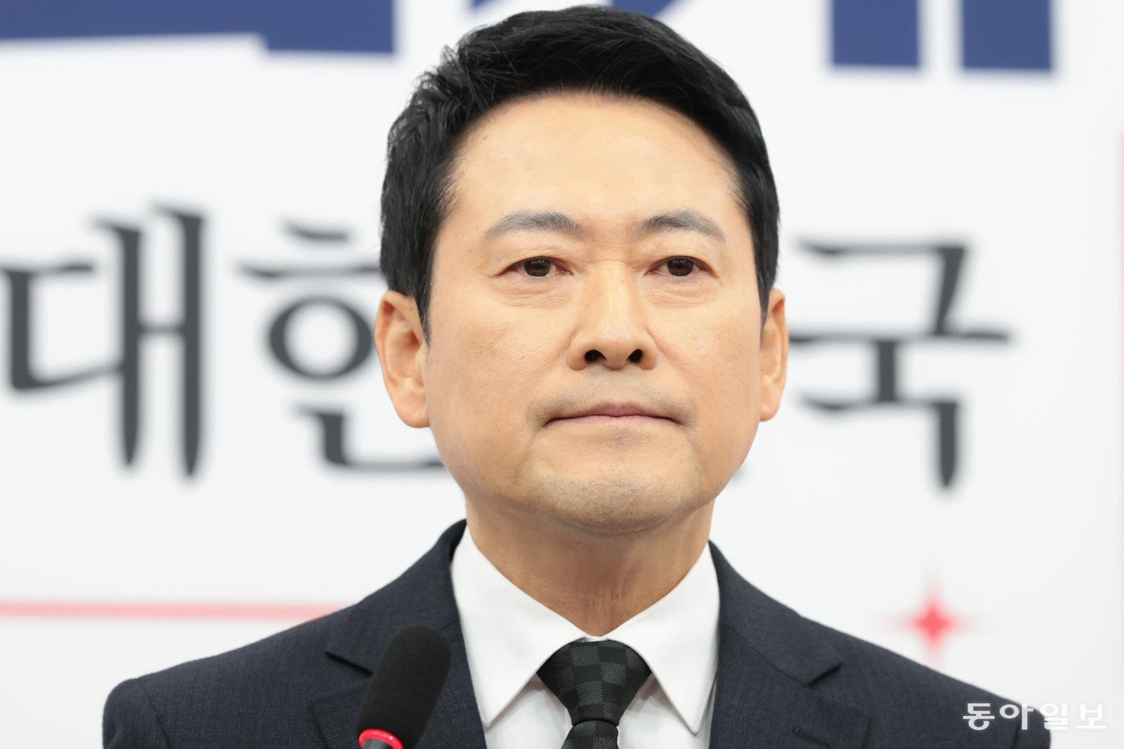 국민의힘 장동혁 대표가 20일 서울 여의도 국회에서 기자회견을 열고 윤석열 전 대통령 1심 선고에 대한 입장을 밝히고 있다. 박형기 기자 oneshot@donga.com