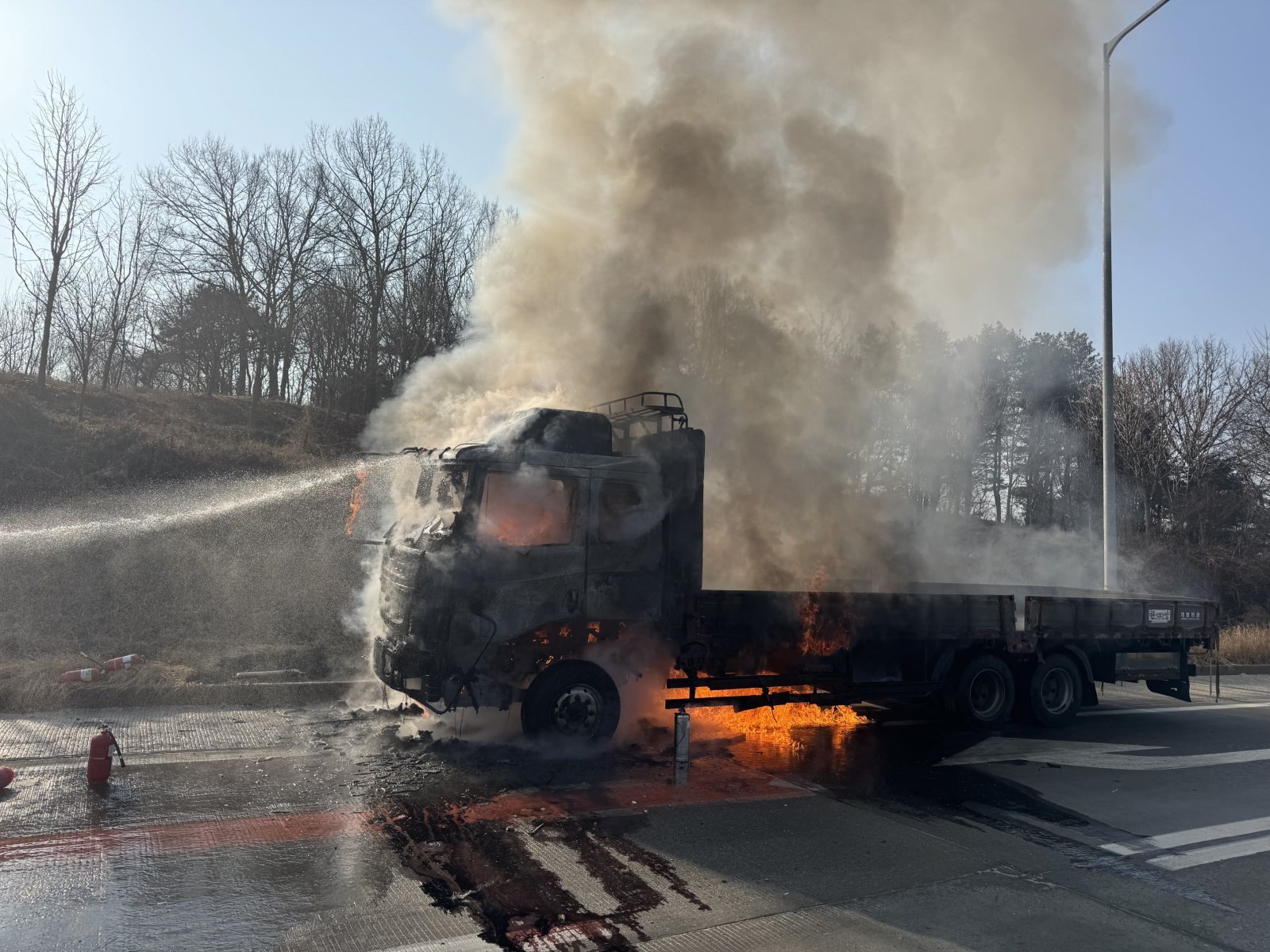 당진대전고속도로 화물차 화재 현장. (예산소방서 제공, 재판매 및 DB금지) /뉴스1