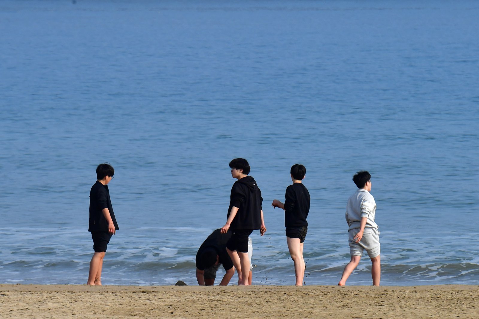 경북 포항시의 낮 최고 기온이 10도까지 올라간 18일 오후 영일대해수욕장 백사장에서 청소년들이 포근한 겨울 오후를 즐기고 있다. 2026.1.18 ⓒ 뉴스1