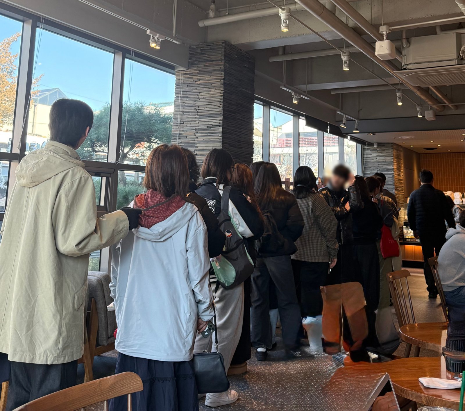 스타벅스가 ‘Sweet Hour 리유저블 컵’ 이벤트를 시작한 19일 오후 경복궁역점 매장 내에 고객들이 기다리고 있다. 뉴스1