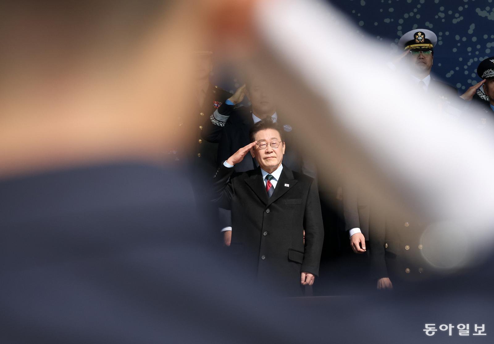 이재명 대통령과 김혜경 여사가 20일 오전 충남 계룡대에서 열린 육·해·공군 사관학교 통합임관식에서 거수 경례를 하고 있다. 대전=송은석 기자 silverstone@donga.com