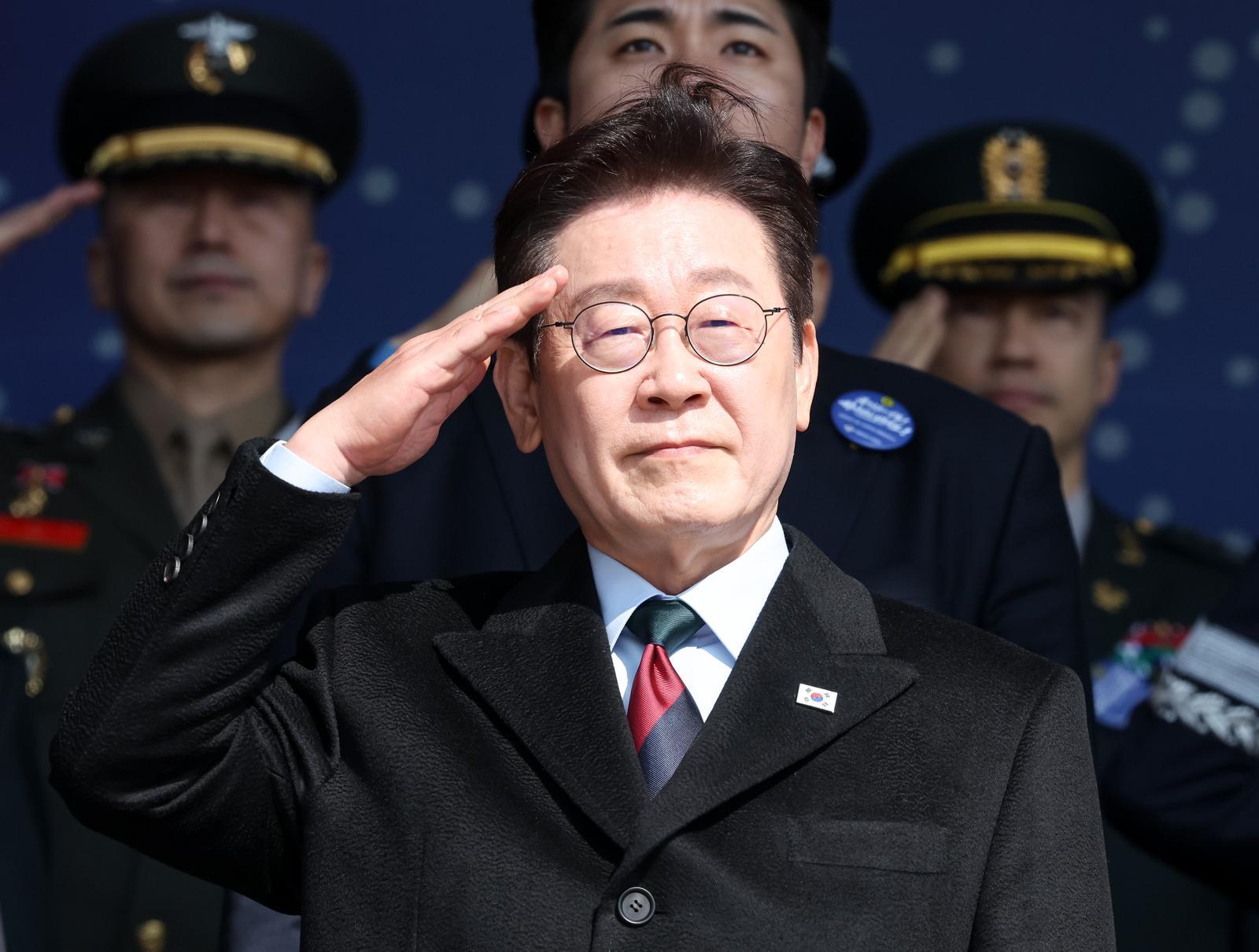 이재명 대통령과 김혜경 여사가 20일 오전 충남 계룡대에서 열린 육·해·공군 사관학교 통합임관식에서 거수 경례를 하고 있다. 2026.2.20 청와대사진기자단