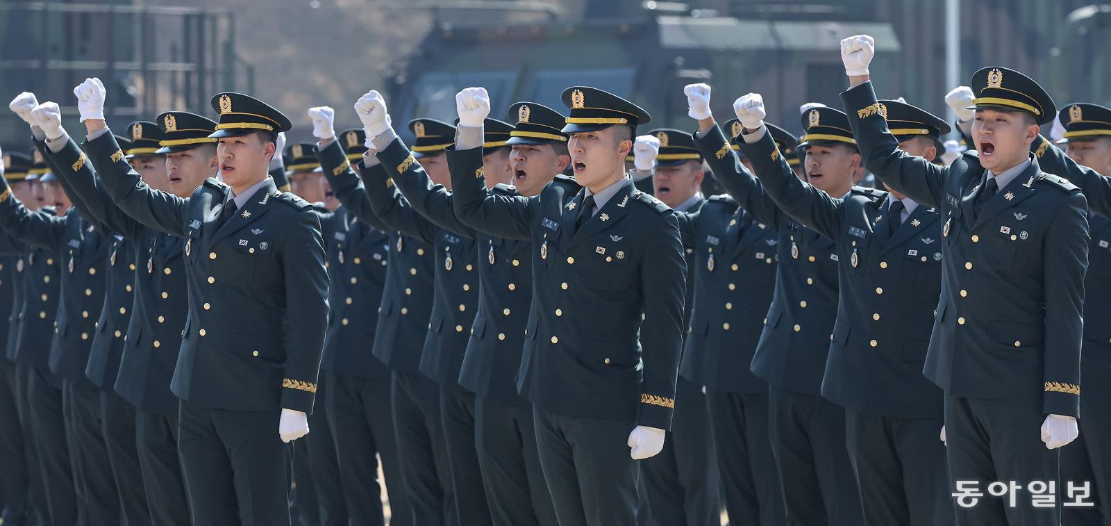 20일 충남 계룡대 대연병장에서 열린 육·해·공군 사관학교 통합임관식에서 신임 소위들이 구호를 외치고 있다. 2026.2.20 송은석 기자 silverstone@donga.com