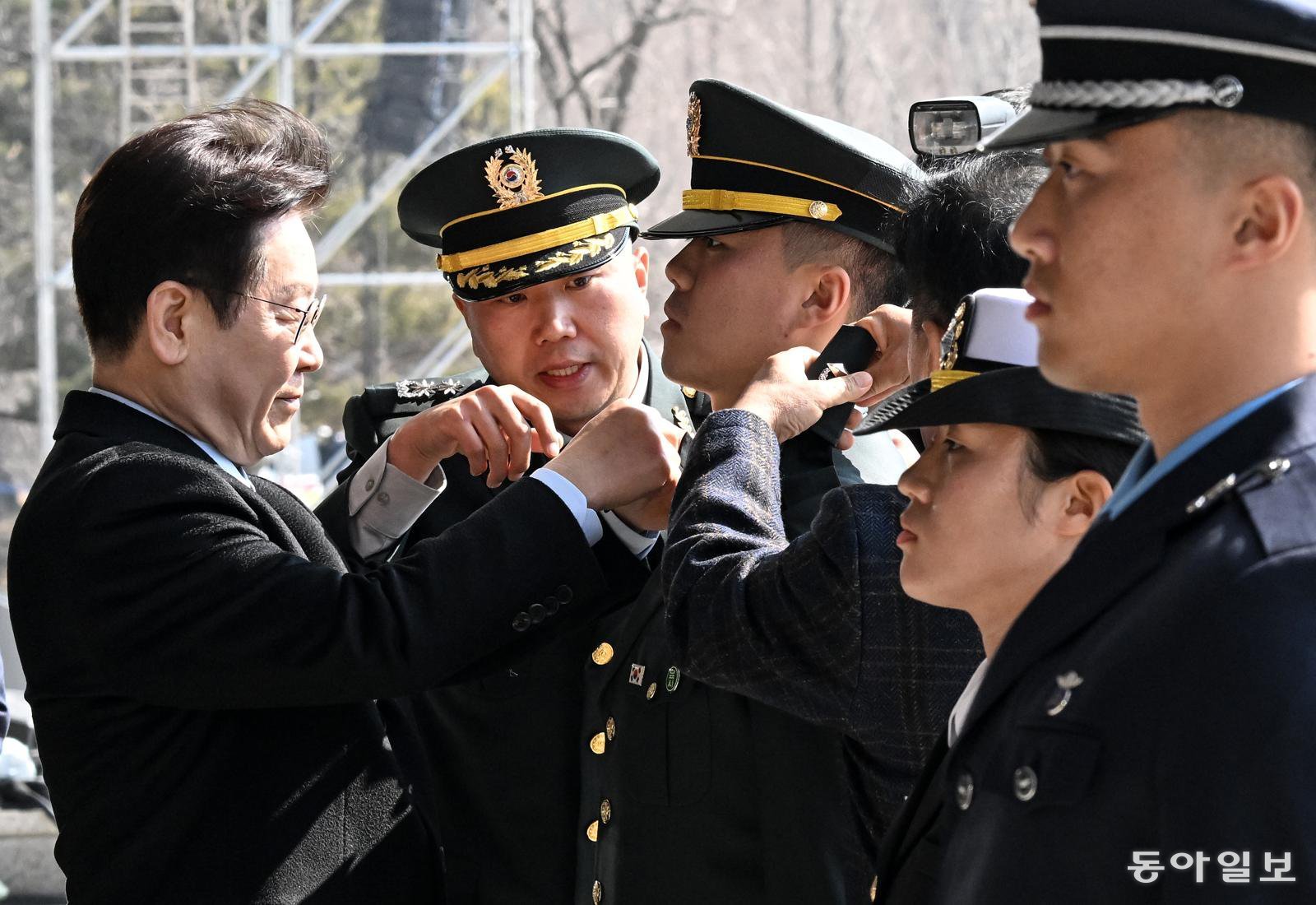 이재명 대통령이 20일 충남 계룡대 대연병장에서 열린 육·해·공군 사관학교 통합임관식에서 임관 장교들에게 계급장을 달아주고 있다. 대전=송은석 기자 silverstone@donga.com
