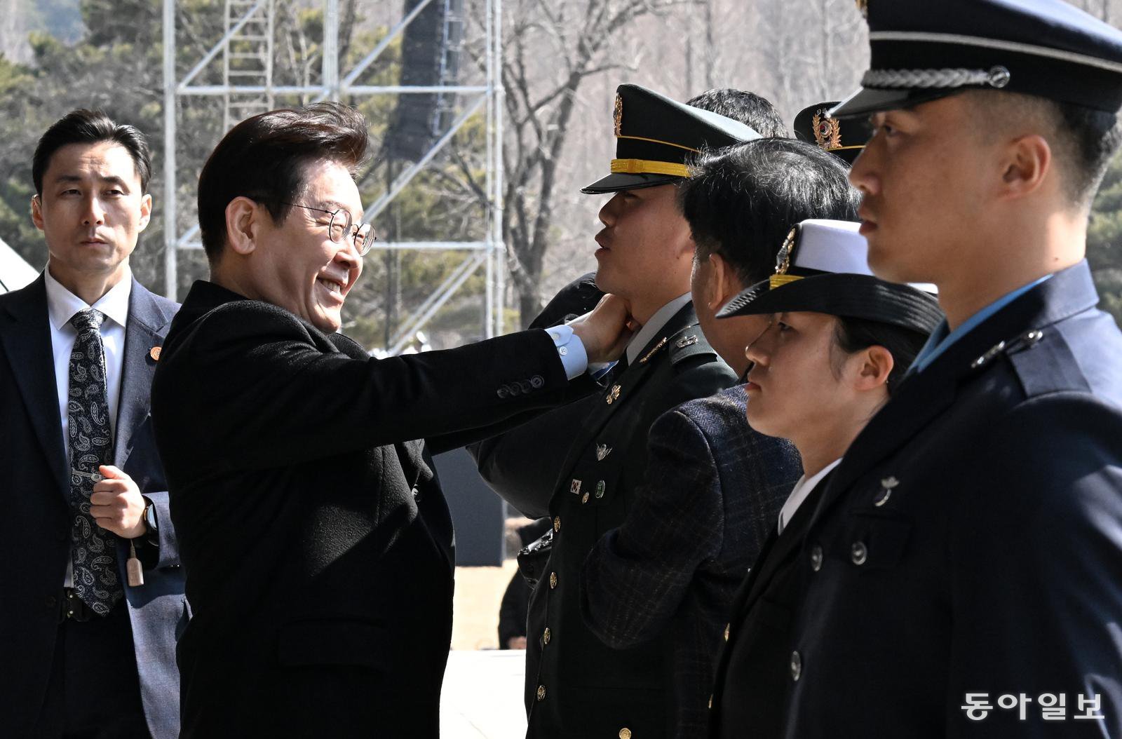이재명 대통령이 20일 충남 계룡대 대연병장에서 열린 육·해·공군 사관학교 통합임관식에서 신임 소위들에게 계급장을 달아주고 있다. 2026.2.20 송은석 기자 silverstone@donga.com