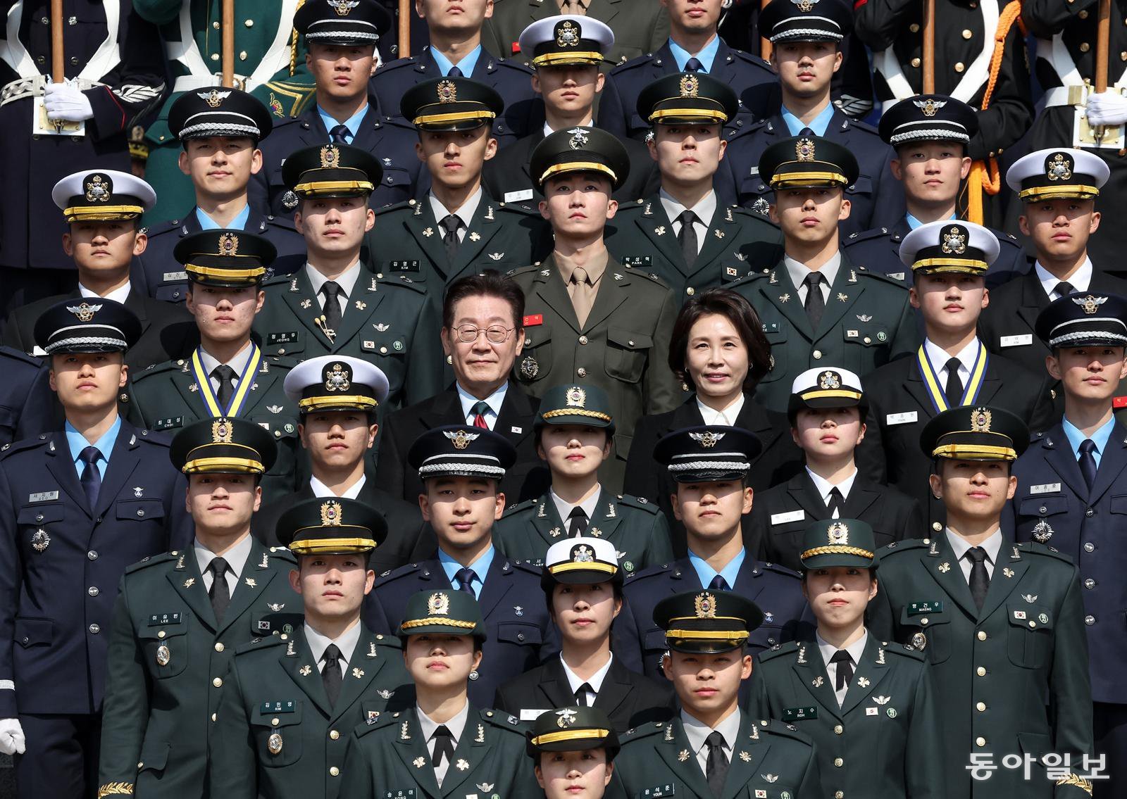 이재명 대통령과 김혜경 여사가 20일 충남 계룡대 대연병장에서 열린 육·해·공군 사관학교 통합임관식에서 신임 장교들과 기념촬영을 하고 있다. 대전=송은석 기자 silverstone@donga.com