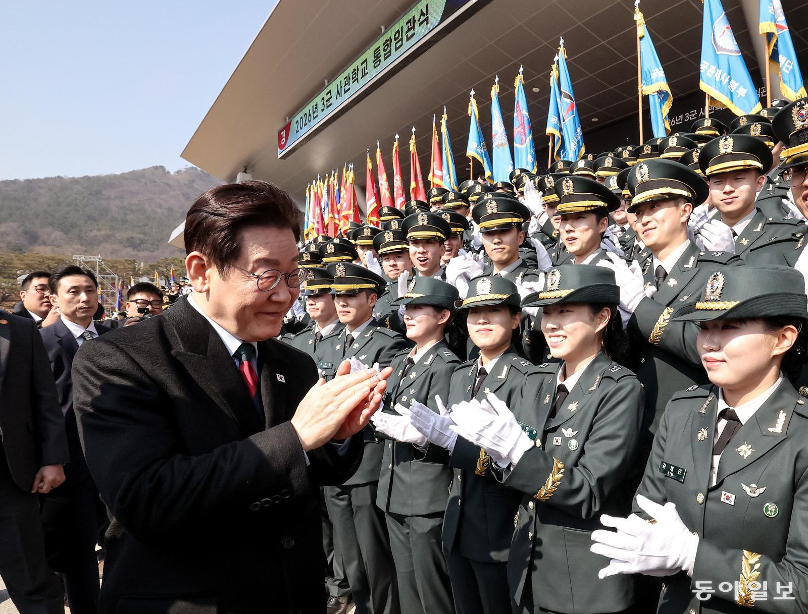 이재명 대통령이 20일 충남 계룡대 대연병장에서 열린 육·해·공군 사관학교 통합임관식에서 신임 장교들을 축하하고 있다. 대전=송은석 기자 silverstone@donga.com