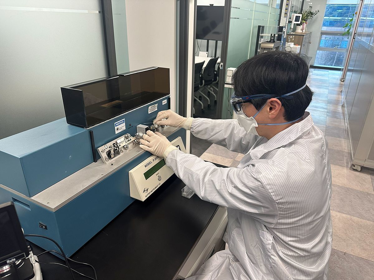 나노 3D 프린팅 노즐을 연구하는 쓰리디멤 임직원 / 출처=쓰리디멤