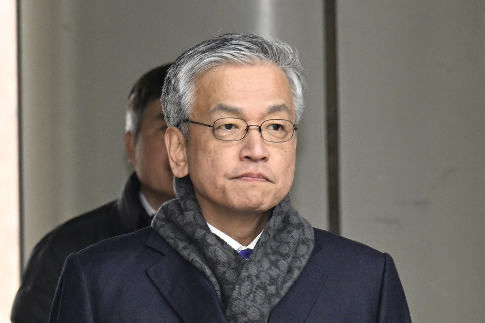 헌법재판관 미임명과 윤석열 전 대통령 측근인 이완규 후보자를 기습 지명하는 데 관여한 혐의 등을 받는 최상목 전 경제부총리가 10일 오후 서울 서초구 중앙지방법원에서 열린 1심 첫 공판에 출석하고 있다. (공동취재) 2026.2.10 ⓒ 뉴스1